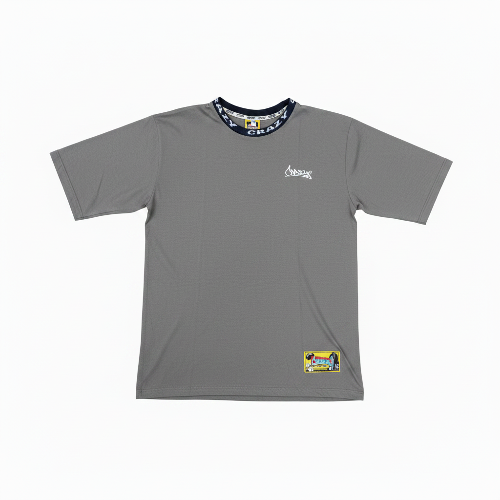 Camiseta gris con logo blanco