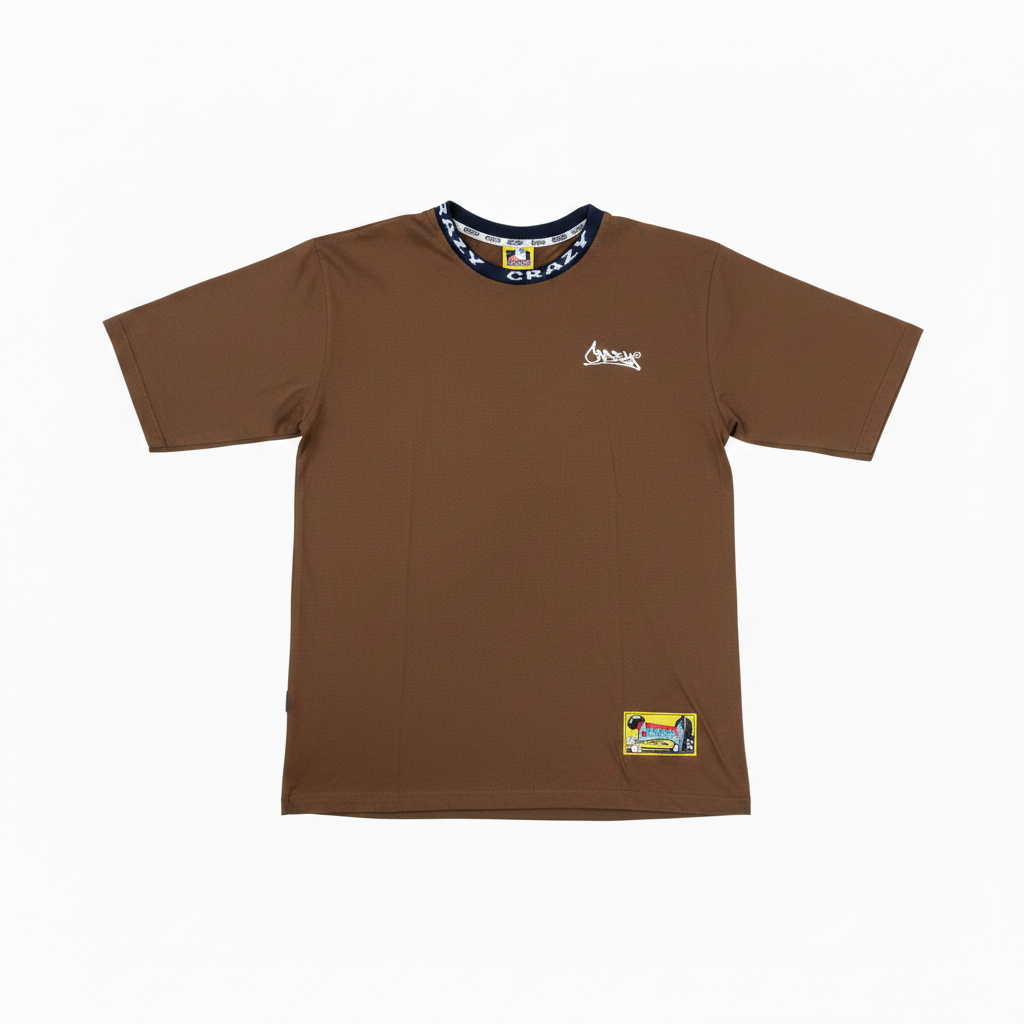 Camiseta marrón con logo blanco