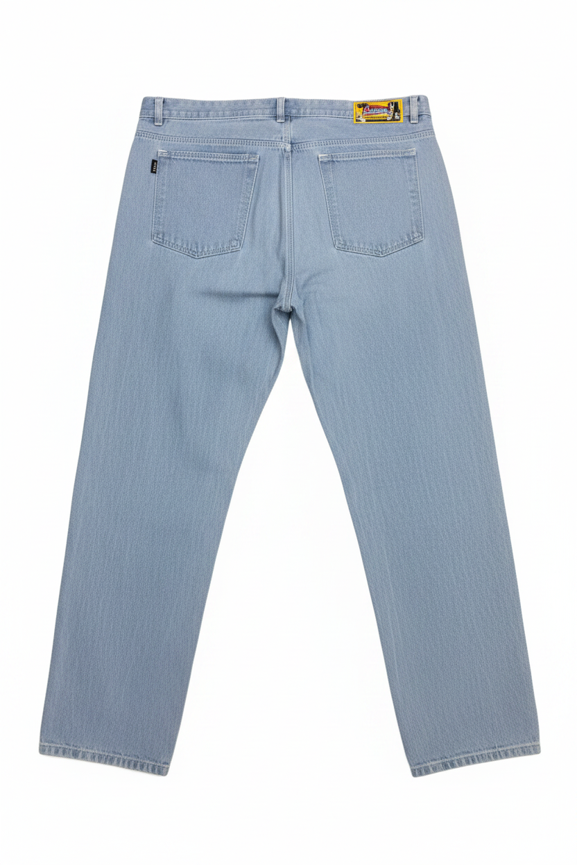 Jeans azul claro vista trasera fondo blanco